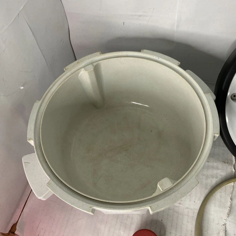 Vintage Nordic Ware Tender Cooker Microwave Oven Pressure Cooker 2.5 Quart White - Image 3 of 4