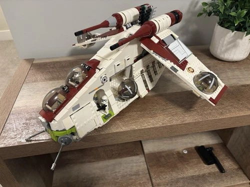 LEGO Star Wars: Republic Gunship (75021) Incomplete Ship + Regular Clone X2