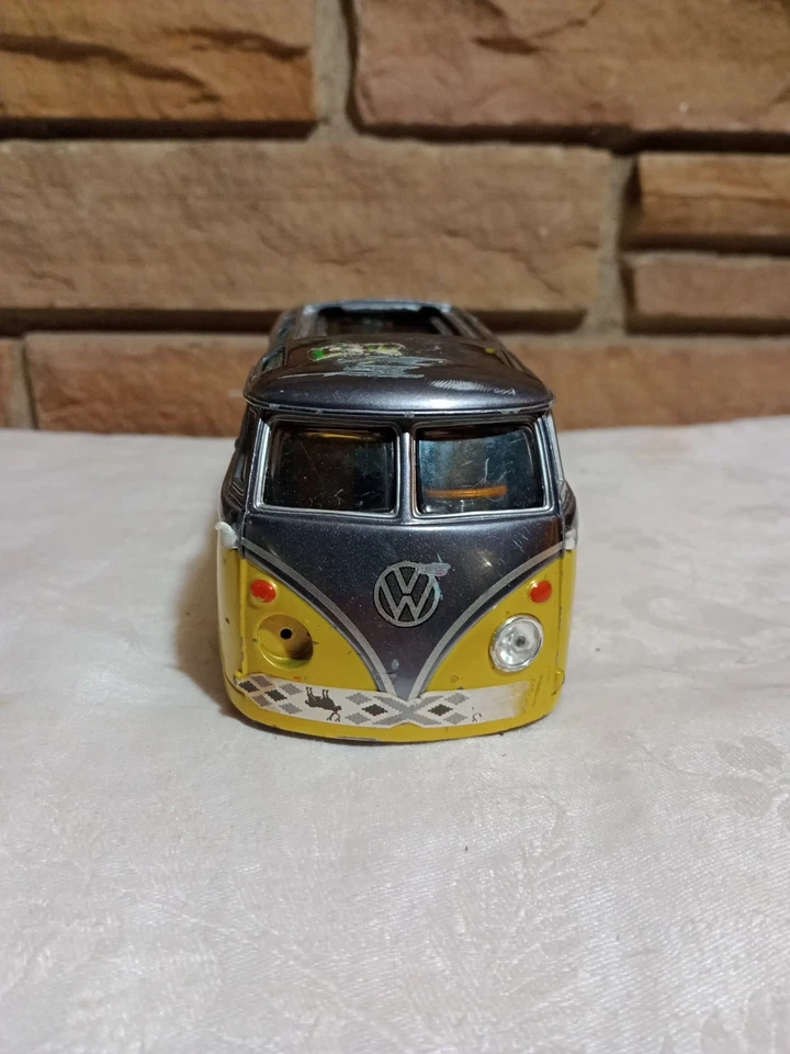 Maisto 1:25 Die-Cast Premiere DC Volkswagen Van Samba Yellow - Image 2 of 4