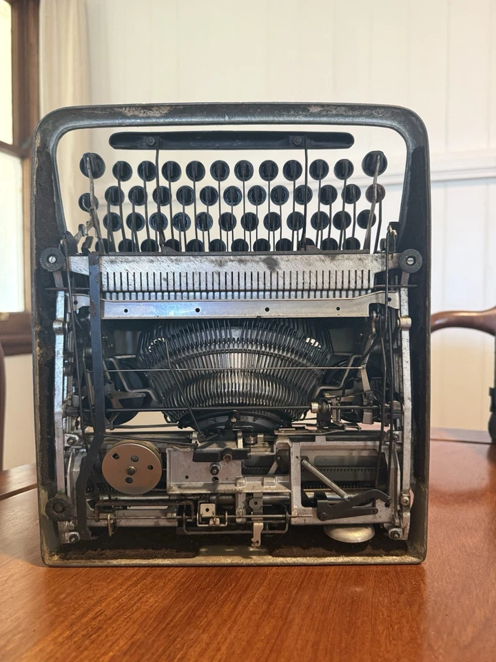 Italian OLIVETTI Lettera 22 Portable Typewriter + Original Case - Working! - Image 3 of 4