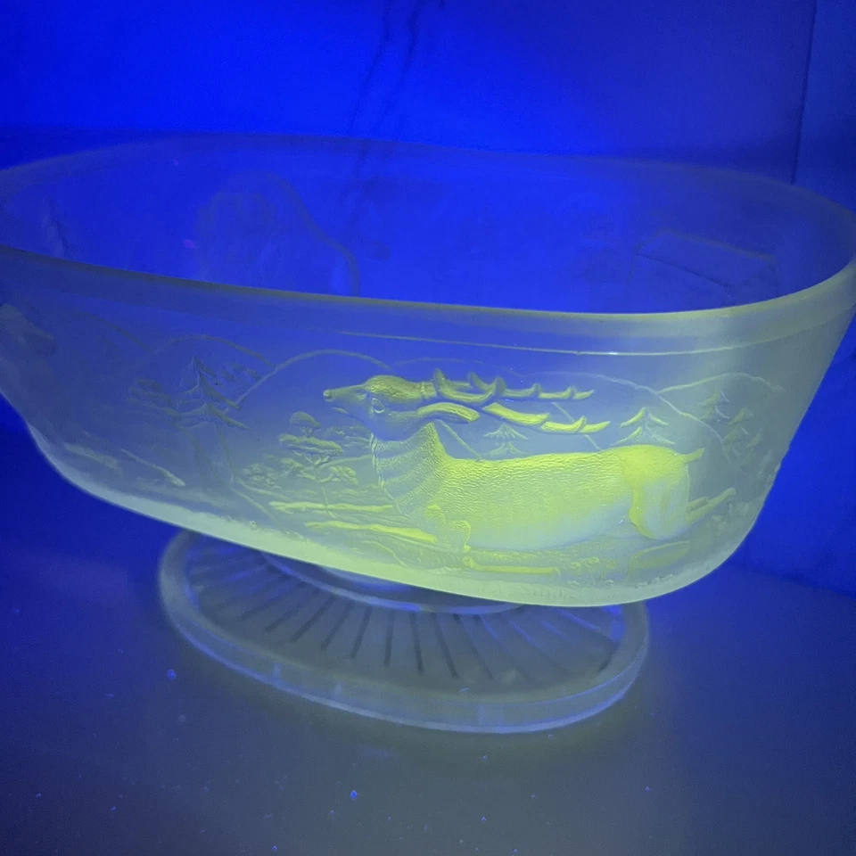 Low Sherbet Westward Hoby WRIGHT GLASS, Ovaldepicting a buffalo deer and a cabin - Image 2 of 4