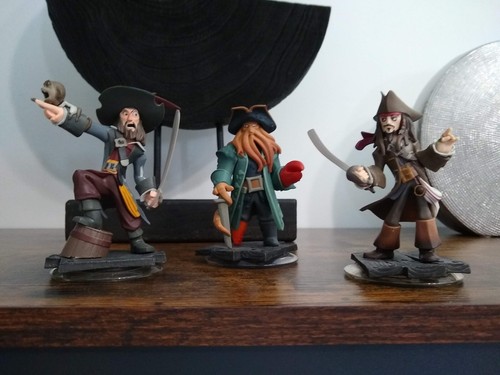 Lot De 12 Figurines Sur Présentoir Monde Des Pirates Résine Neuves