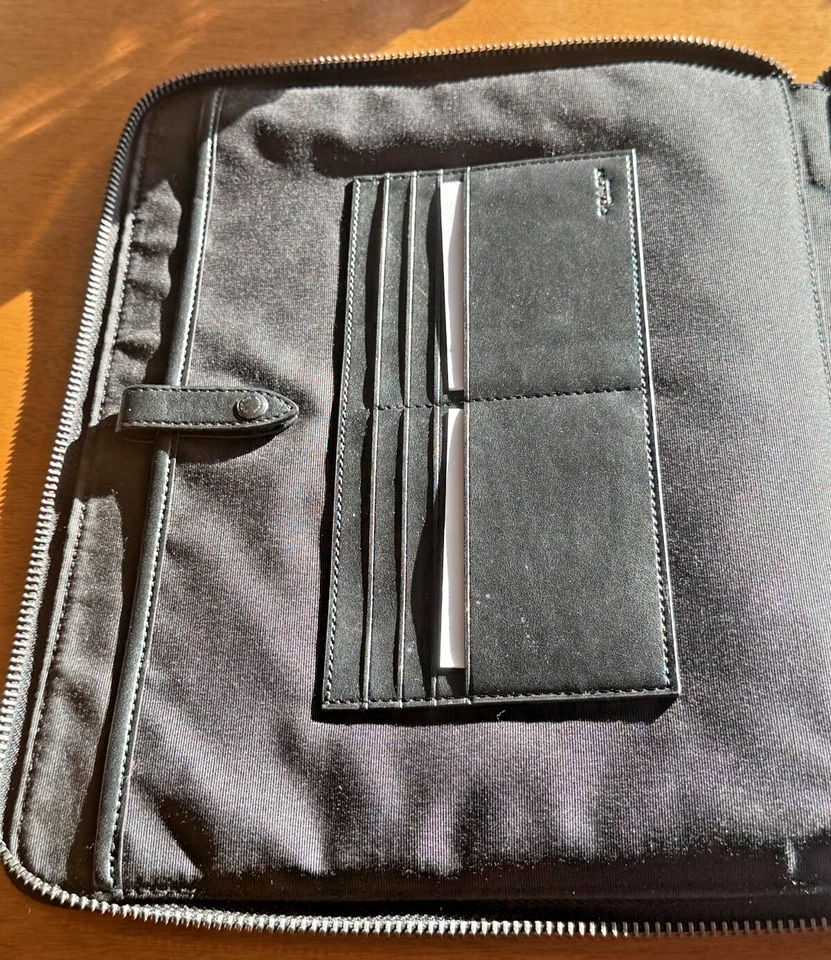 Cartera de negocios COACH de cuero granulado azul marino con cremallera doble pliegue para tabletas y más Foto 4 de 4