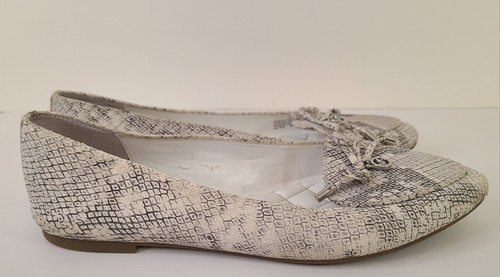 MICHAEL KORS Lady Flats Shoes Snakeskin Leather Silver Charm Size 8M Grey - Picture 5 of 9
