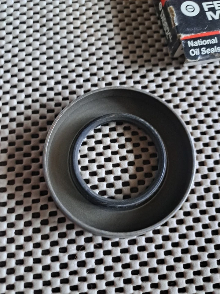 Уплотнение дифференциальной шестерни Federal Mogul National Oil Seals 6818 новое в коробке новое из старых запасов - Изображение 3 из 3