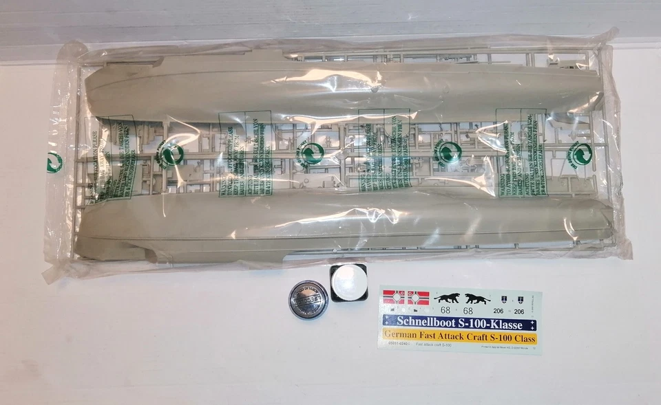 REVELL 1/72 KIT MONTAGGIO DEUTSCHES SCHNELLBOOT S-100 CLASS NO.05051 - Immagine 2 di 2