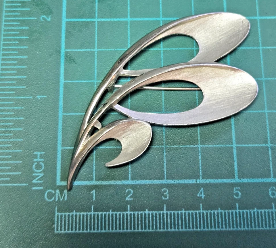 Vtg Silver Tone Mid Century Unsigned Crown Trifari Feather Brooch Pin Costume - Imagem 4 de 4