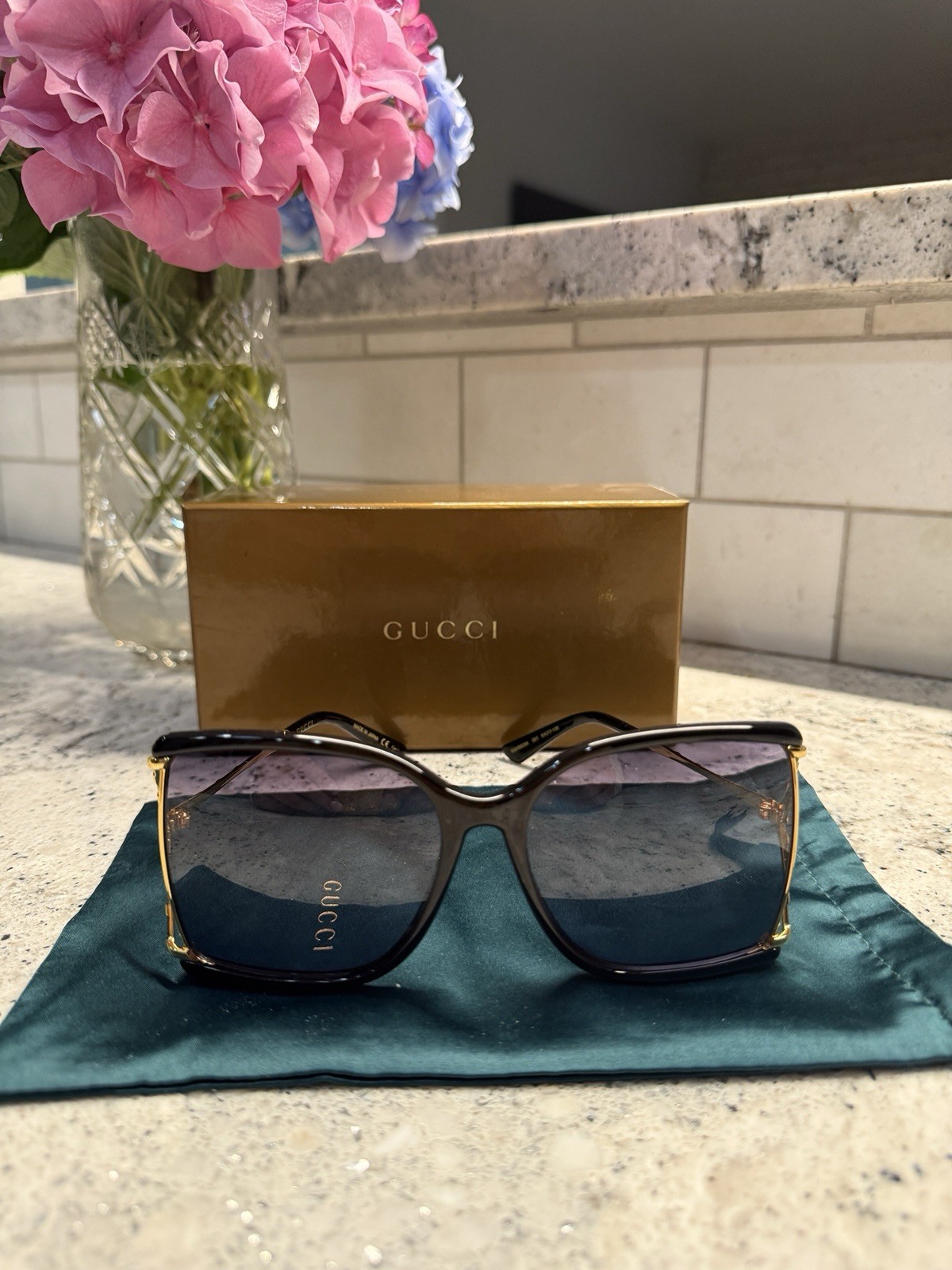 Gucci GG0592SK Oversized Square Sunglasses Black/Gold Gray Gradient UV400
