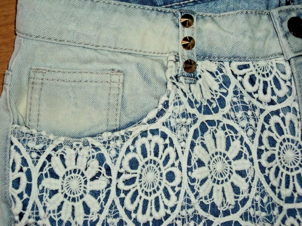 PANTALONES CORTOS DE MEZCLILLA JEAN DE ENCAJE Y TACHUELAS VIOLONCHELO ¡TAN LINDOS! M 5-7 JR o MUJER 4/6 EN MUY BUENA CONDICIÓN Foto 2 de 4