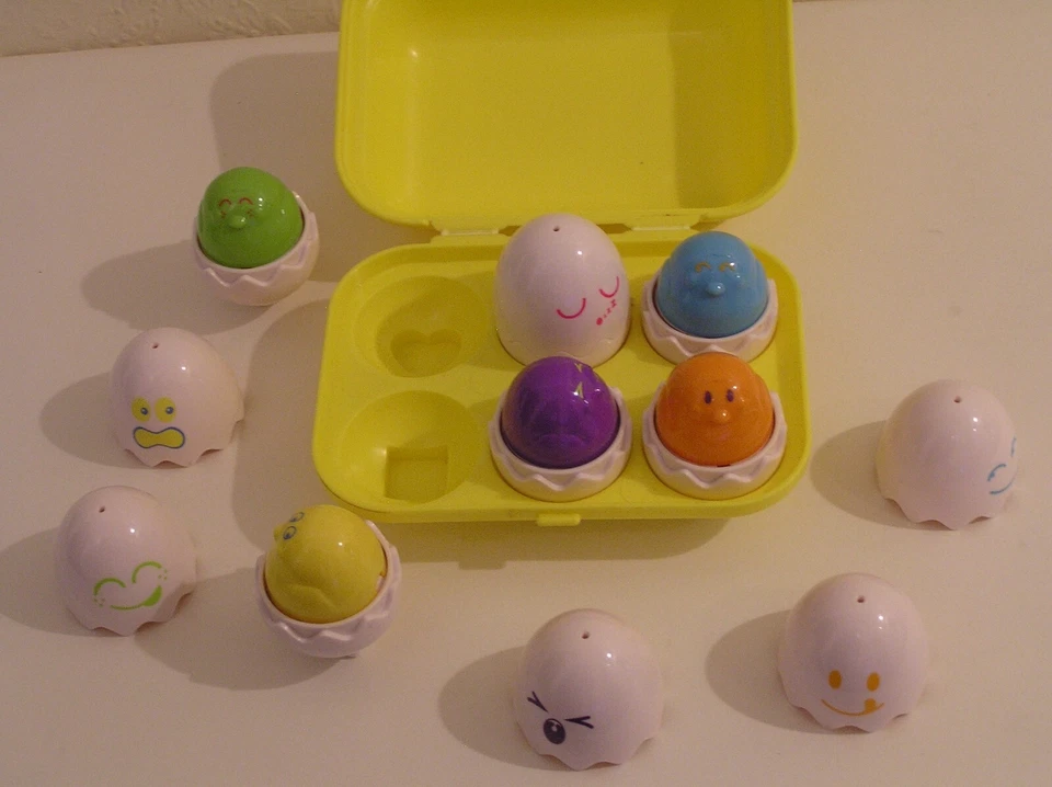TOMY Hide and Squeak Eggs Activity Toy 1993 - Image 2 of 4
