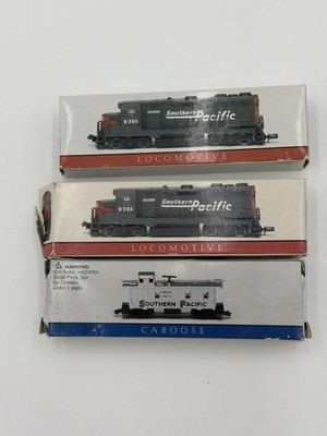 SOUTHERN PACIFIC LOCOMOTIVE PAIR & CABOOSE TRAIN LOT 3 BOXED MODEL MULTICOLOR