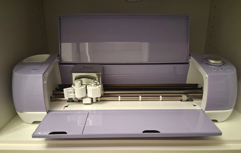 “Cricut Explore Air 2 Cutting Machine + Extra Tools & 3 Premium Vinyl Rolls  Foto 2 de 4