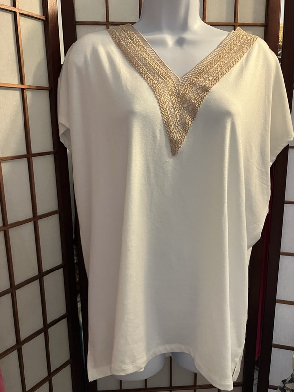 Merokeety Lovely White Top With Beige Trim NWT XL Drop Sleeve