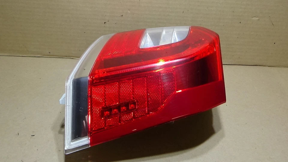 Luz trasera lateral derecha Volvo XC70 2014-2016 Foto 4 de 4