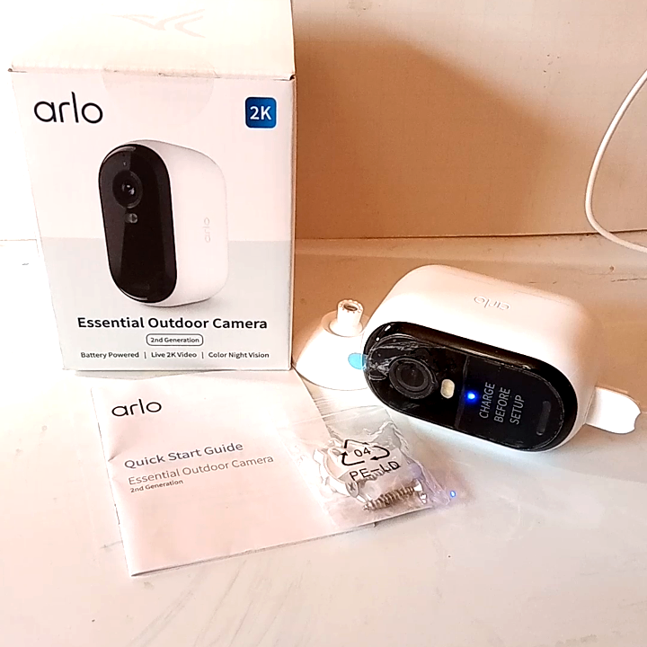 Arlo Essential Spotlight Wireless Indoor/Outdoor Camera w charging