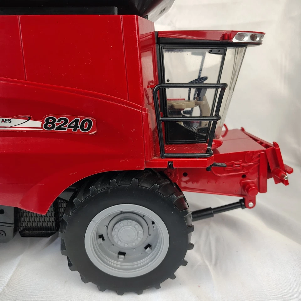 Tomy 1:16 Case IH Axial flow 8240 combine - Image 4 of 4