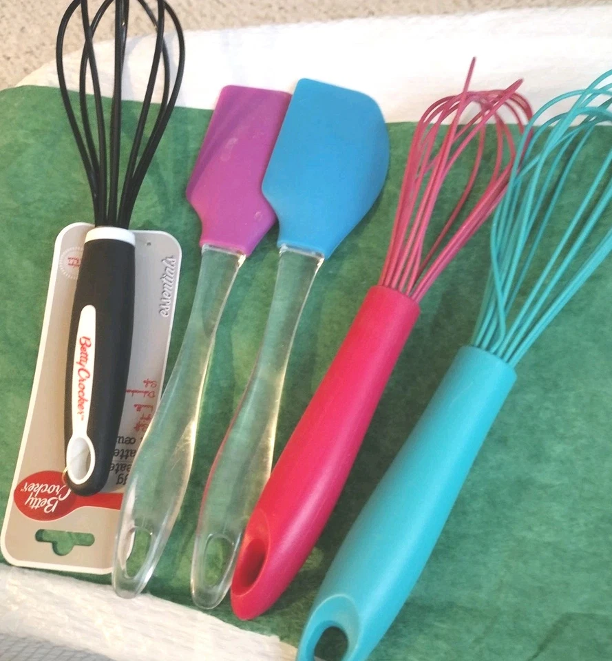 Lote de 5 Utensílios de Cozinha de Silicone 4 Usados 1 Novo B. Crocker.3 Whisks, 2 Espaculas - Imagem 3 de 4
