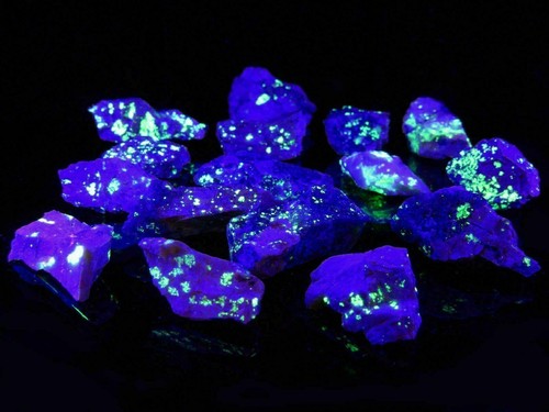 Luce UV super fluorescente minerale Orthose / da 1 a 1,5 cm dalla Spagna - 第 1/10 張圖片