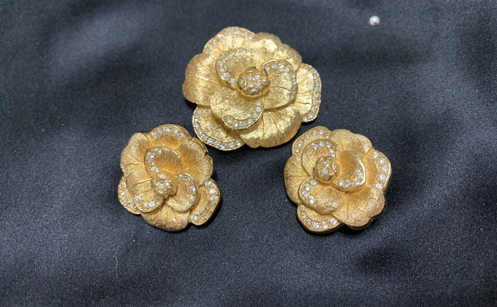 Ensemble de broches et boucles d'oreilles fleur rose vintage signées Christian Dior