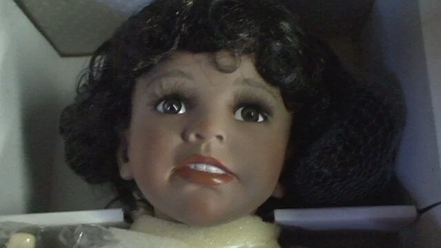 Muñeca de porcelana Paradise Galleries Premiere Soul Kidz "EMMA" 20" con certificado de autenticidad #P035; nueva en caja Foto 3 de 4