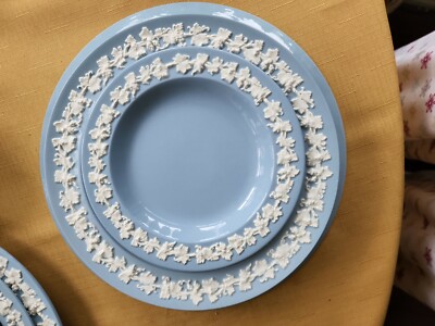 Wedgwood Queensware Rare Smooth Edge Cream on Blue 5 Piece Place 