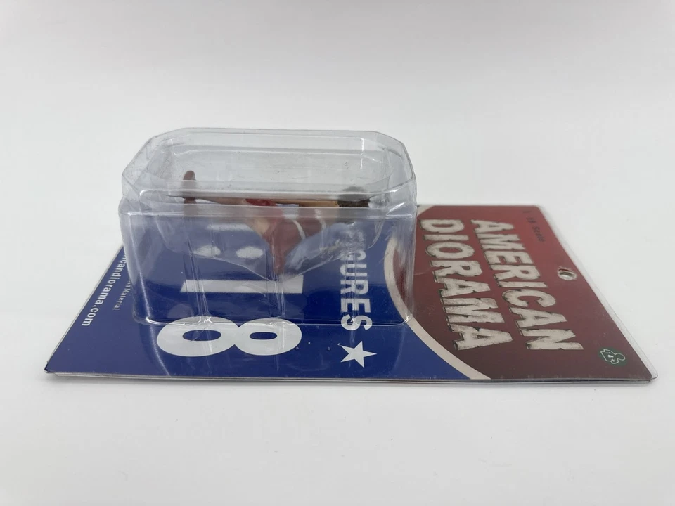 AMERICAN DIORAMA 1:18 Mujer Dama Figura Vestido Rojo Pintado a Mano Foto 2 de 4