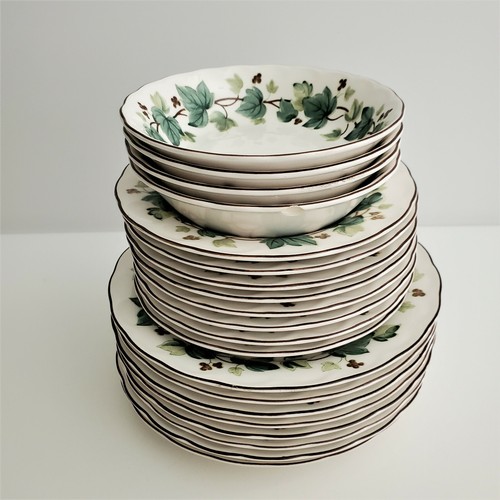 Lot of 20 Pieces of Festive Nikko Tableware Casual Living China Made in Japan.FS - Afbeelding 1 van 4