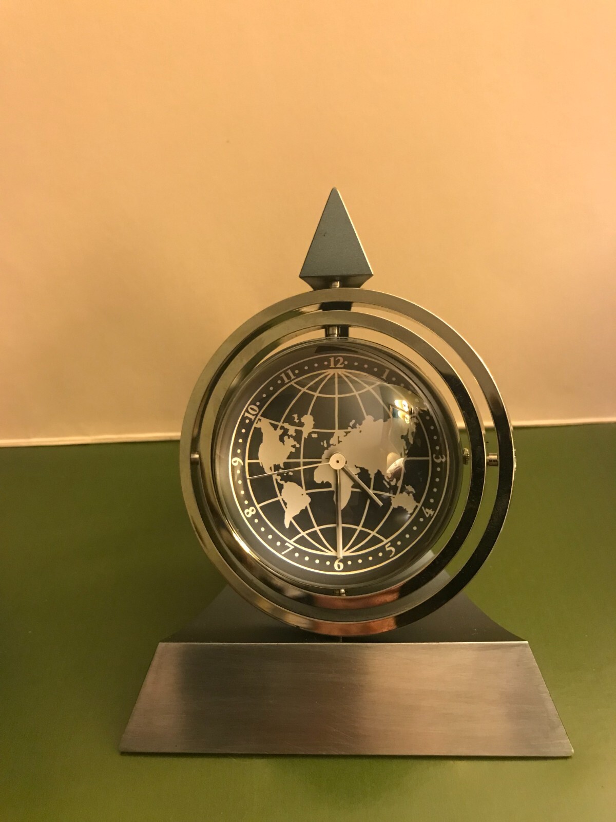 Desk top silver base World Globe clock w/circular frame picture spot- unpackaged