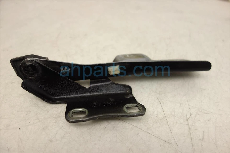 Soporte bisagra capó pasajero delantero derecho Infiniti I35 2002-2004 65400-2Y000 Foto 3 de 4