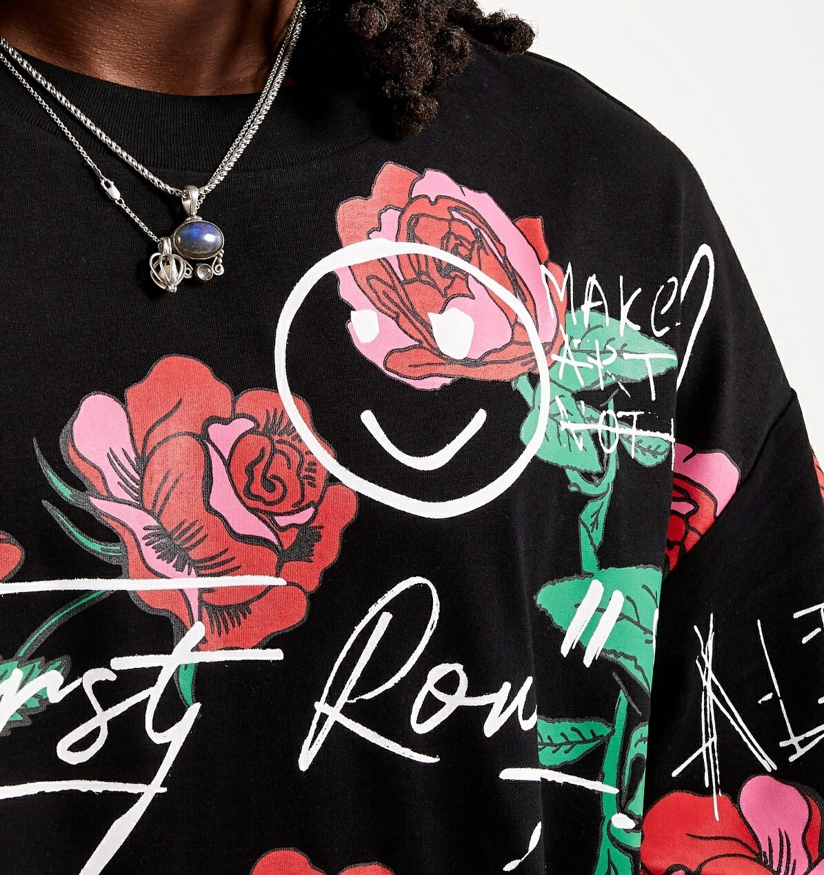 T shirt da uomo nera alla moda prima fila allover con stampa grafica fioritura rosa nuova.
