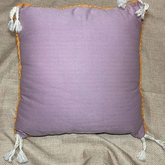 "Almohada tejida Anthropologie 20"" Simal Pom Pom púrpura decoración boho decorativa" Foto 2 de 4