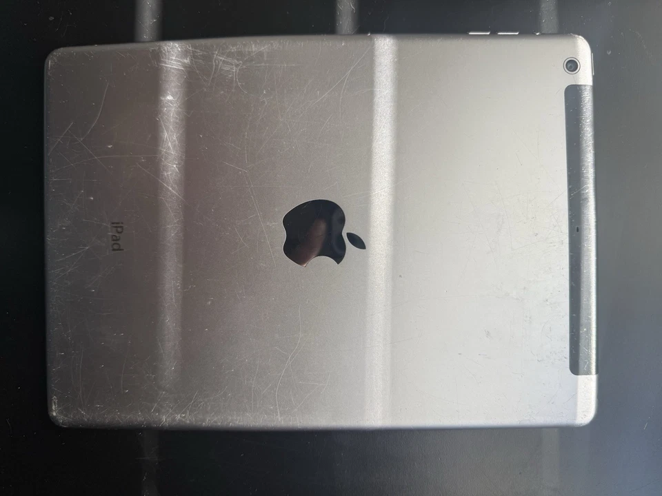 PANTALLA AGRIETADA Tablet Apple iPad Air Wi-Fi 32GB Negra Foto 3 de 4