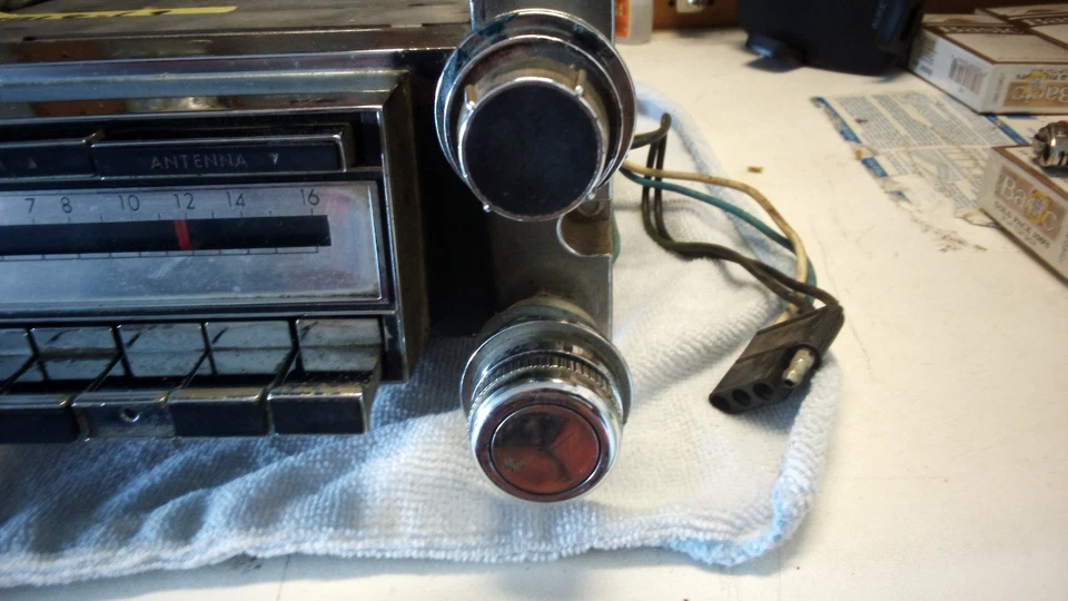1968 1969 Lincoln Continental AM Radio With Rear Mounting Bracket Factory Plugs Foto 2 de 4