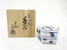 7609428: JAPANESE TEA CEREMONY / KOGO INCENSE CONTAINER / BLUE & WHITE (PORCELAI