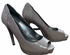 Tacones de aguja GUESS Nude Beige charol/tacón de gamuza punta abierta plataforma talla 10M