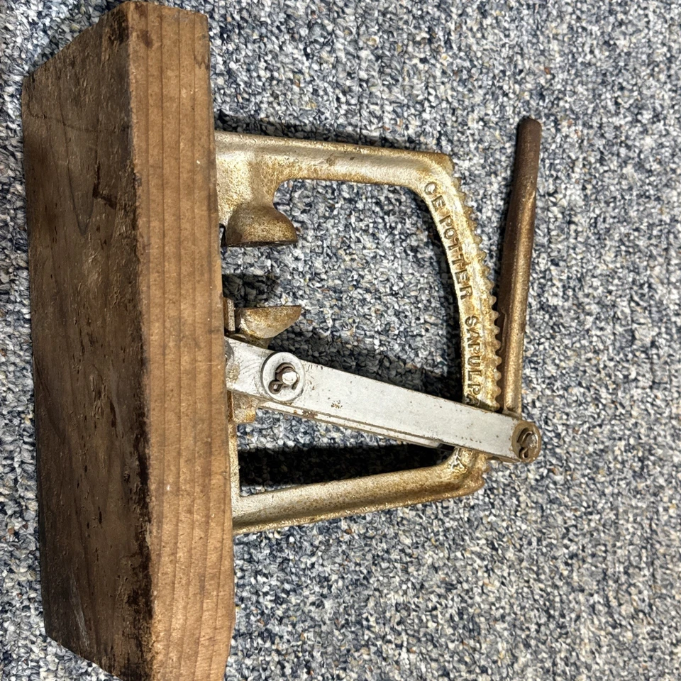 Vintage C.E. Cascanueces ajustable de hierro fundido Potter Sapulpa OK nogal, nuez moscada Foto 3 de 4