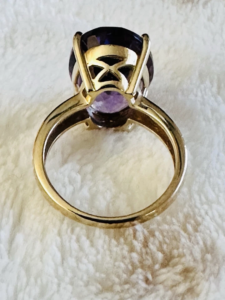 10K gold ring with a large, oval-shaped amethyst gemstone. Ring size possibly 6. - Image 3 of 4