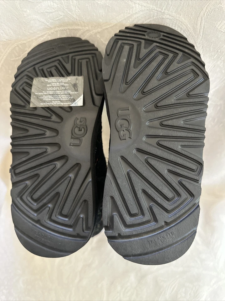 Botas UGG Clásicas Gráficas Puntada Niños Negras Talla US 6 NUEVAS SIN CAJA Foto 4 de 4