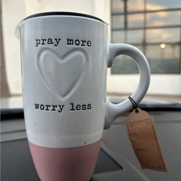 Inspiradora taza de viaje de cerámica blanca y rosa - "Rezar más, preocuparse menos" Foto 2 de 3