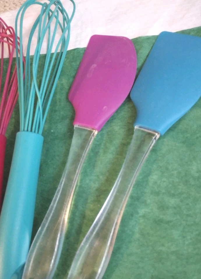 Lote de 5 Utensílios de Cozinha de Silicone 4 Usados 1 Novo B. Crocker.3 Whisks, 2 Espaculas - Imagem 4 de 4