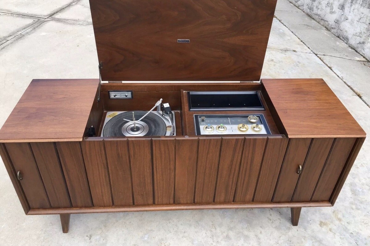 Mid Century Modern Zenith Stereo Console / Credenza - Local Pick