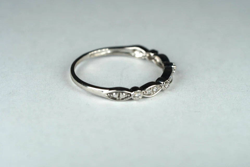 10k White Gold .08ctw Natural Diamond Wedding Band Ring Size 7.5 - Image 3 of 4