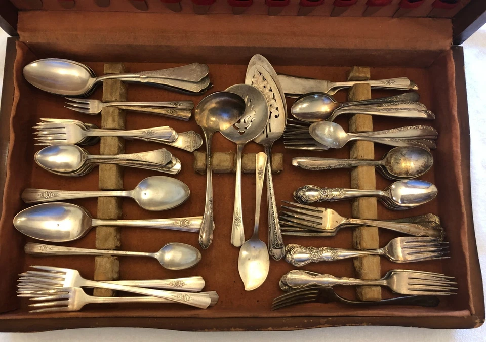 Cubiertos de plata antiguos WM A Rogers en estuche 101 piezas Foto 3 de 4