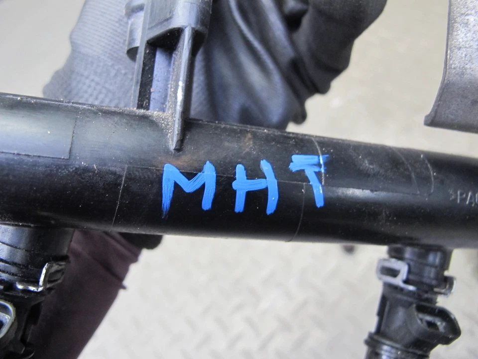 2003-2007 HUMMER H2 6.0L ENGINE HIGH PRESSURE FUEL RAIL W/ INJECTOR SET - Image 2 of 4