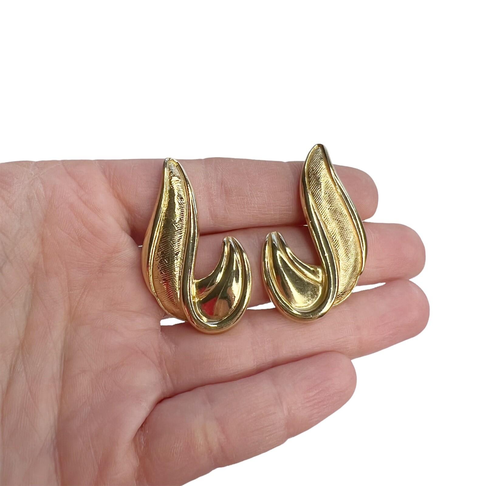 Vtg Avon Gold Tone Swirl Scroll Hatch Woven Textured Pierced Earrings 80s 90s