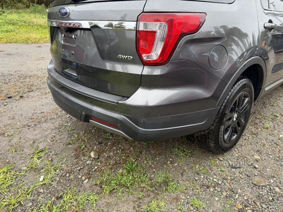 Cubierta del parachoques trasero Ford Explorer 2018-2019 repintada con asistencia de estacionamiento gris Foto 3 de 4