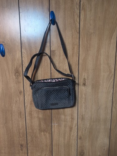 Vera Bradley gesteppte einfarbige schwarze mittelgroße Handtasche Schultertasche einzelner Riemen Nieten - Bild 1 von 9