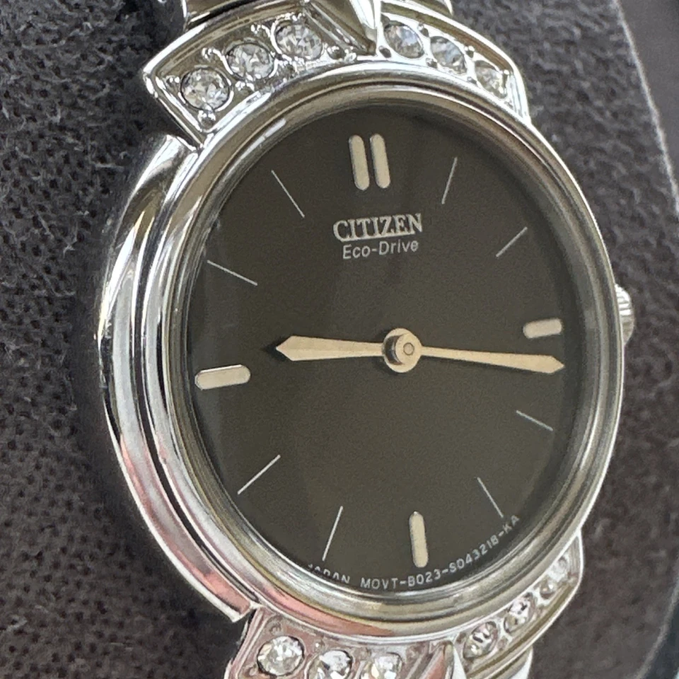 Brazalete analógico con silueta de acero inoxidable Citizens Eco Drive para dama esfera negra Foto 4 de 4