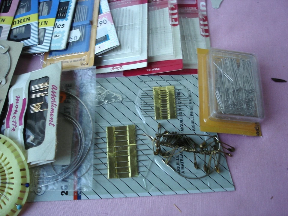 Lot d'aiguilles et épingles, anciennes et récentes. - Photo 4/4
