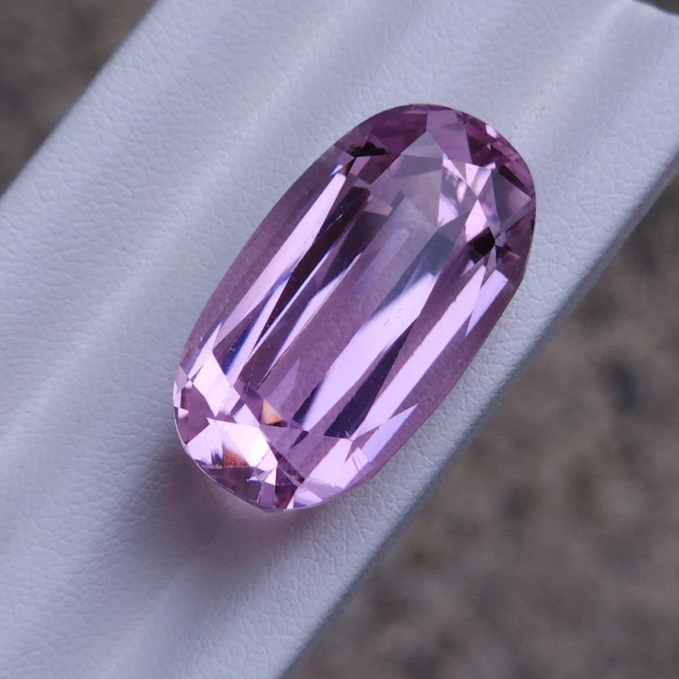 Piedra preciosa suelta de kuncita rosa natural de 38,2 quilates de Afganistán Foto 3 de 4